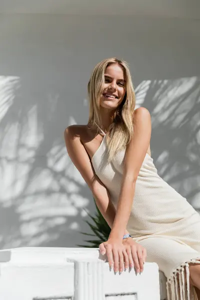 Una Joven Hermosa Rubia Con Vestido Blanco Posando Para Una — Foto de Stock