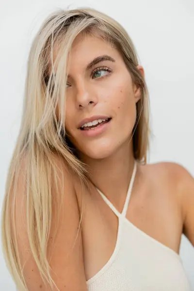 Stunning Young Woman Long Blonde Hair Strikes Pose Portrait Miami — Stock Photo, Image