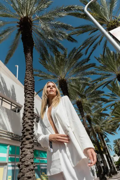 Beautiful Blonde Woman Stands Gracefully Front Tall Palm Tree Miami — Stock Photo, Image