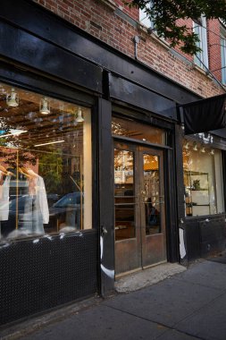New York şehrinin alışveriş bölgesinde cam vitrinli giyim mağazası