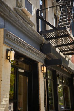 New York şehir merkezindeki rahat caddede büyük pencereli ve fenerli bina, şehir mimarisi