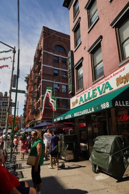 NEW YORK, ABD - 26 Kasım 2022: Manhattan 'da ünlü ve en eski alleva peynir dükkanı ve yayalar