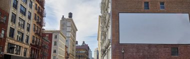 New York 'ta şehir merkezindeki caddenin inşaatında boş reklam alanı olan boş ilan panosu.