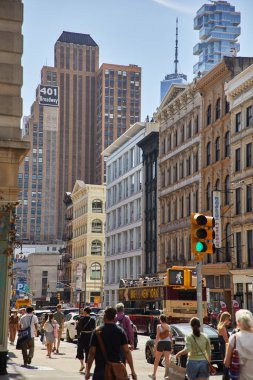 NEW YORK, ABD - 26 Kasım 2022: Sonbahar günü Broadway Bulvarı trafiği ve yayalarla dolu