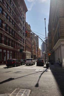 New York 'un şehir merkezindeki otoyolda yoğun trafik var. Sonbahar sokak manzarası.