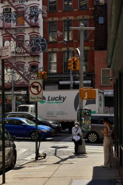 NEW YORK, ABD - 26 Kasım 2022: Autumnal City şehir merkezi caddesinde yoğun trafik ve yayalar