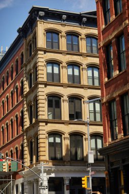New York şehir merkezindeki trafik ışıklarının yanında kemer camlı klasik binanın köşesi.