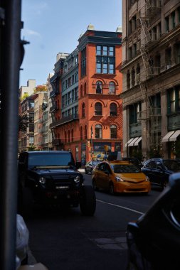 New York 'un şehir merkezinde klasik binaları olan caddelerde hareket halindeki arabalar.