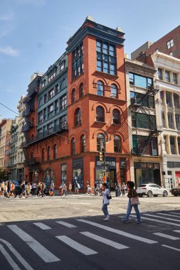 NEW YORK, ABD - 26 Kasım 2022: Sonbahar günü şehir merkezinde geniş bir yoldan geçen yayalar