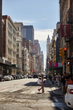 NEW YORK, ABD - 26 Kasım 2022: Broadway ve sokak manzarasında trafik ve yayalar