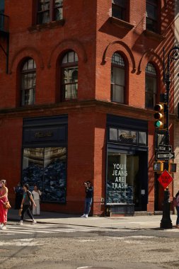 NEW YORK, ABD - 26 Kasım 2022: Madewell giyim mağazası kırmızı tuğla binanın köşesinde