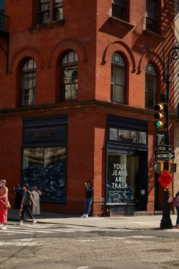 NEW YORK, ABD - 26 Kasım 2022: Madewell giyim mağazası kırmızı tuğla binanın köşesinde
