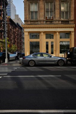 New York Bulvarı 'nda cam vitrinleri olan bina yakınlarındaki yaya geçidinde arabalar, şehir titreşimleri...