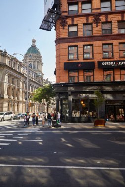 NEW YORK, ABD - 26 Kasım 2022: Jadore clic ev dekorasyonu butiği ve Cordell fitness merkezi