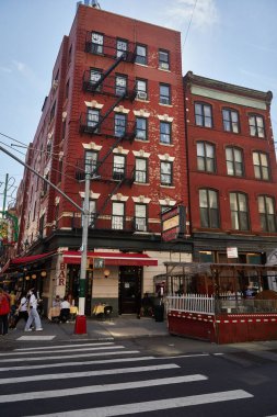 NEW YORK, ABD - 26 Kasım 2022: Manhattan 'da sokak köşesindeki kırmızı tuğla binada bar