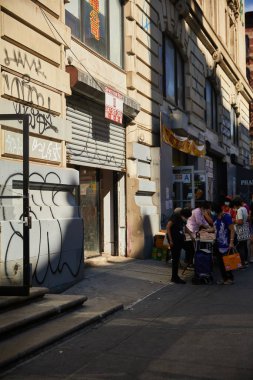 NEW YORK, ABD - 26 Kasım 2022: Çin Mahallesi 'ndeki sokak satıcıları ve müşteri kalabalığı