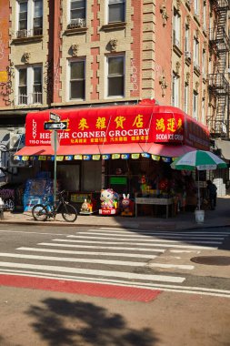 NEW YORK, ABD - 26 Kasım 2022: Çin Mahallesi 'nde Hester Caddesi' nin köşesindeki Çin marketi