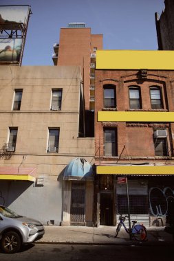 New York 'ta kapalı bir caddenin yakınındaki otoyolda araba ve bisiklet.