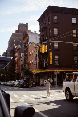 NEW YORK, ABD - 26 Kasım 2022: Asiatown 'da trafik ışıkları, arabalar ve yayalar ile yaya geçidi