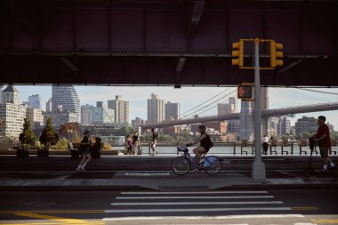 NEW YORK, ABD - 26 Kasım 2022: Manzaralı şehir manzaralı doğu nehrinin setindeki insanlar