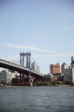 Manhattan köprüsü doğu nehri ve manzaralı New York şehri modern gökdelenleri, sonbahar manzarası