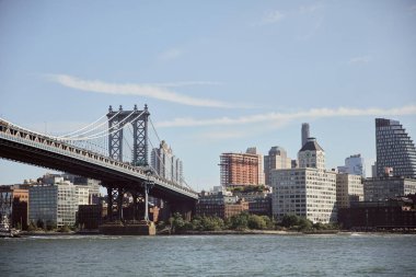 Manhattan köprüsü doğu nehri üzerinde ve modern gökdelenlerle New York şehri manzarası