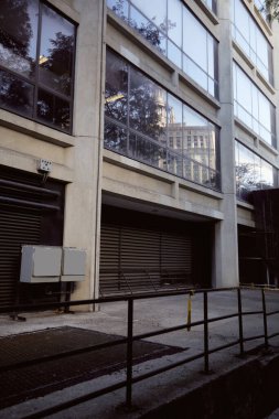 New York 'ta geniş panoramik pencereli modern sanayi binası, şehir mimarisi