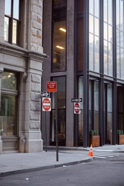 Çağdaş binalar ve New York, Metropolis sokaklarındaki caddelerde farklı yol işaretleri