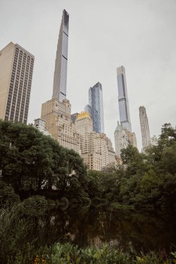 New York şehrindeki modern gökdelenlere karşı Central Park manzarası, sonbahar metropolü manzarası