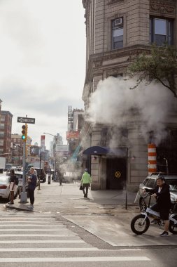 NEW YORK, ABD - 26 Kasım 2022: Buharlı yaya geçidi, metropol sahnesi