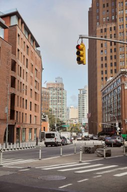 Yoldaki yaya geçidinde trafik ışıkları, hareket halindeki araçlar, New York şehri.