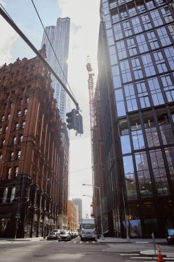 New York 'ta modern ve klasik binalarla Geniş Bulvar' da trafik ışıkları ve kavşak