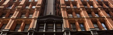 New York şehir merkezindeki taş binanın düşük açılı görüntüsü, klasik mimari, pankart.