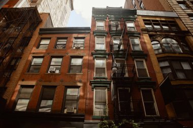 New York şehir merkezinde yangın merdivenleri olan klasik kırmızı tuğlalı ev, şehir mimarisi.