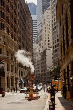 NEW YORK, ABD - 26 Kasım 2022: şehir merkezindeki trafik, yayalar ve buhar borularıyla dolu cadde