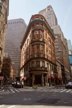 NEW YORK, ABD - 26 Kasım 2022: New York 'ta modern gökdelenlerin yakınındaki klasik bina ve arabalar, metropol mimarisi