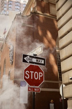 New York caddesindeki buhar ve antika binaların yanındaki yol tabelaları, kentsel çevre manzarası