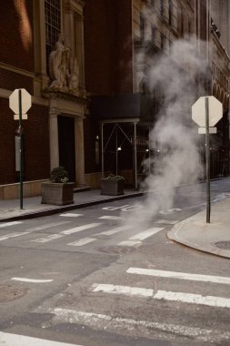 Eski binaları ve yaya geçidi olan şehir caddesinde buhar, New York şehrinin atmosferi