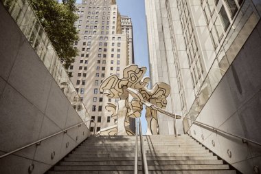 Düşük açılı merdiven manzarası ve modern binalara karşı sanat kurulumu, New York şehri sokak manzarası