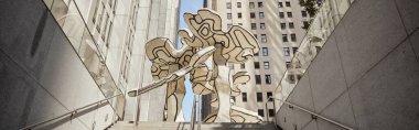Düşük açılı merdiven manzarası ve New York 'taki modern binalara karşı sanat kurulumu, afiş