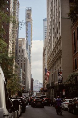NEW YORK, ABD - 26 Kasım 2022: New York şehir merkezinde yoğun saatlerde otoyolda araçlar, Metropolis 'te yoğun trafik