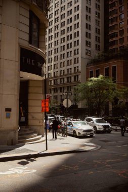 NEW YORK, ABD - 26 Kasım 2022: kaldırımdaki yayalar ve şehir merkezindeki kavşaktaki arabalar