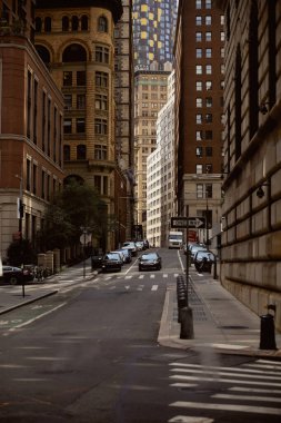 New York Bulvarı 'nda modern ve klasik binalar ve arabalar yol, şehir sokak manzarası üzerinde ilerliyor.