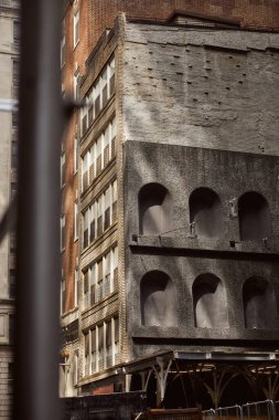 Şehir merkezindeki şehir sokağındaki tuğla binaların taş dekoru, New York şehrinin yaratıcı mimarisi.