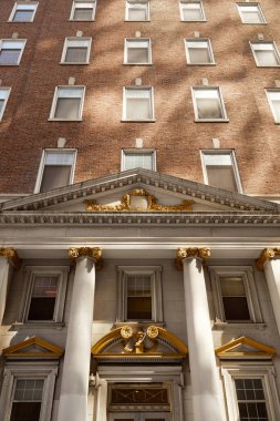 New York şehrinin klasik mimarisi, sütunları ve porticosu olan tuğla binanın düşük açılı görüntüsü