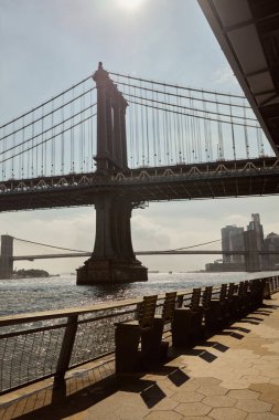 Doğu Nehri 'nin seti ve New York' taki Manhattan Köprüsü manzarası, sonbahar manzarası.