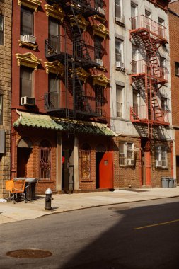 New York şehir merkezindeki rahat caddede yangın merdivenleri olan klasik binalar, şehir cazibesi.