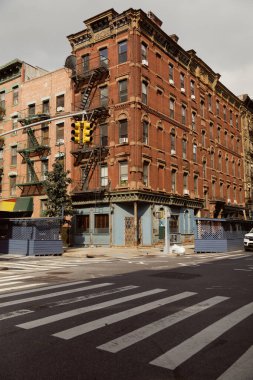 New York 'ta, sokak manzarasında yangın merdiveni olan vintage binanın yanında yaya geçidi.