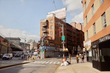 NEW YORK, ABD - 26 Kasım 2022: Çin Mahallesi 'ndeki arabalar, dükkanlar ve yayalarla dolu cadde