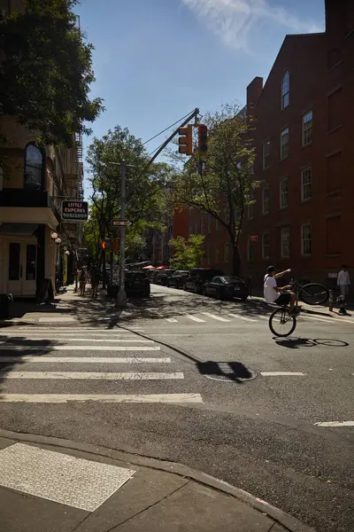 Nueva York Noviembre 2022 Ciclista Haciendo Truco Bicicleta Mientras Cruza — Foto de Stock